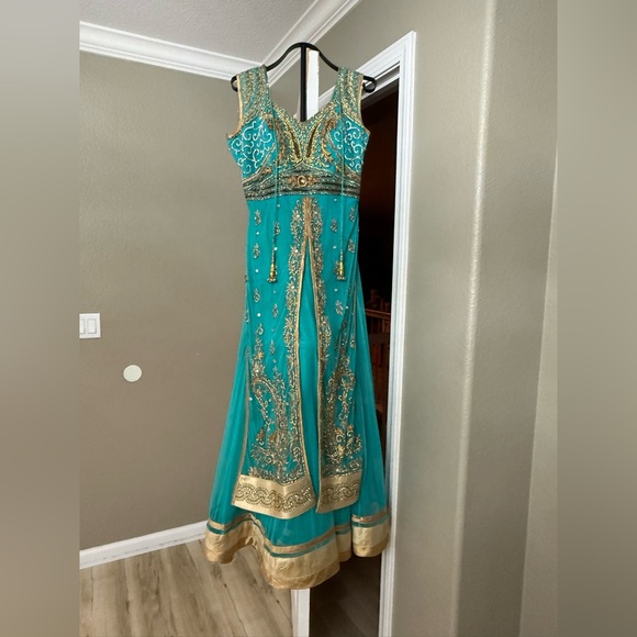 Elegant Teal and Gold Embroidered Indian/Pakistani Bollywood Dress - Picture 1 of 16